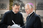 ksiądz paweł rytel-andrianik i arcybiskup marek jędraszewski